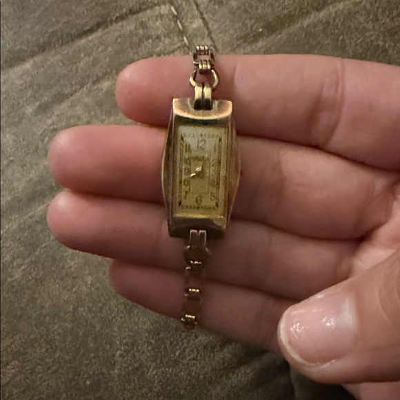 Vintage Jewelry - Gold-Tone Women’s Vintage 1920s Bracelet Watch - Elegant Gold Design